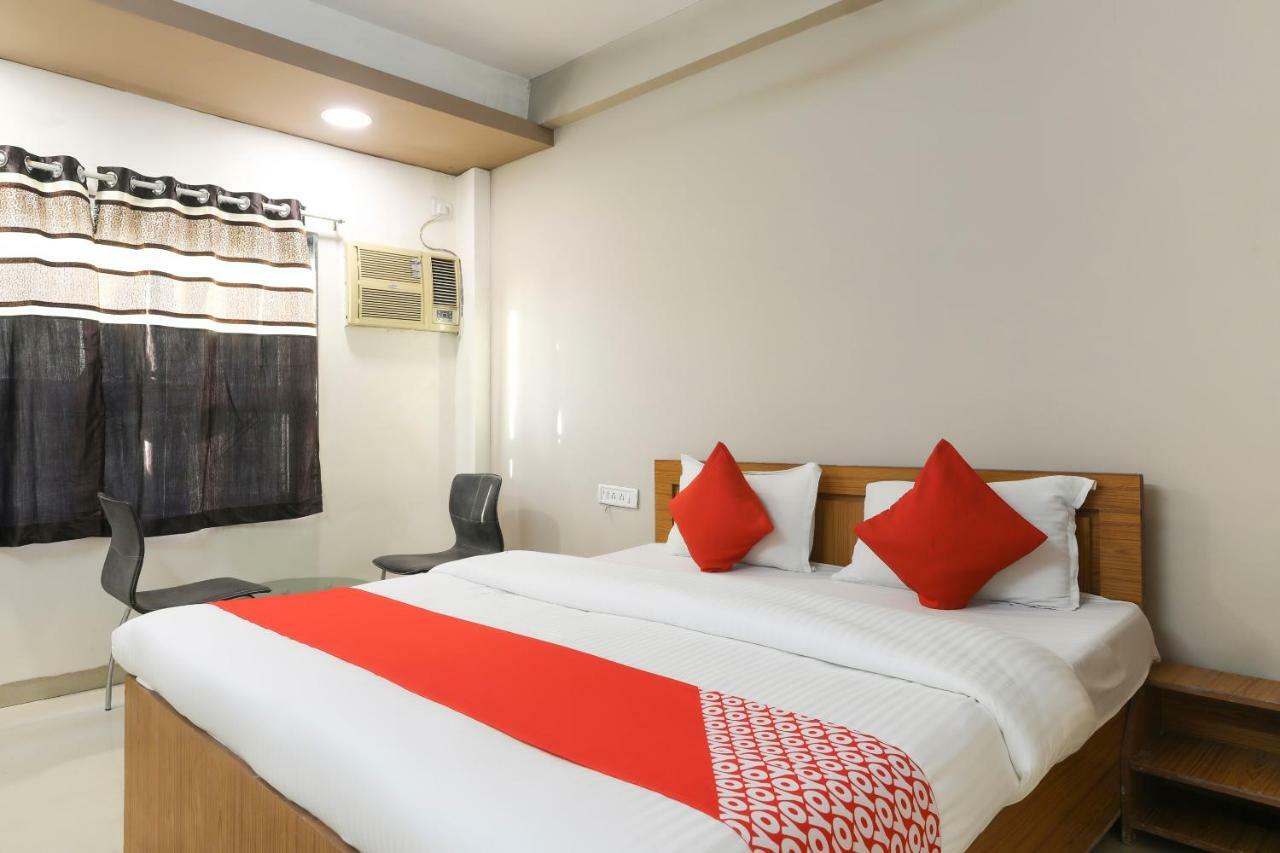 Oyo 43851 Hotel Virasat Māndu Exterior foto