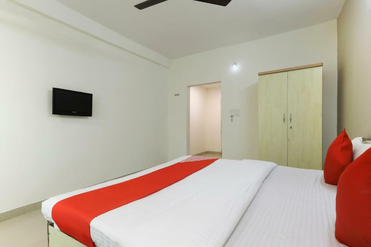 Oyo 43851 Hotel Virasat Māndu Exterior foto