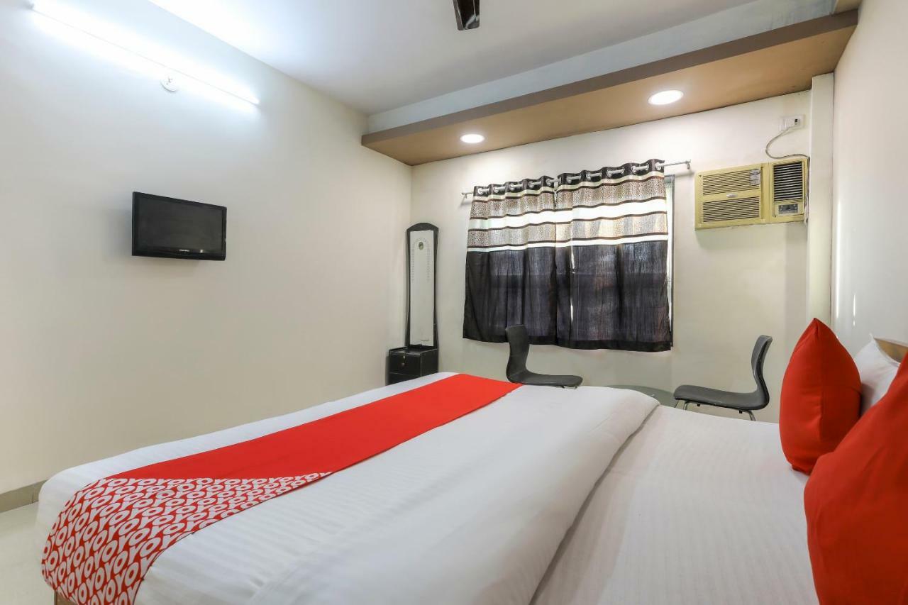 Oyo 43851 Hotel Virasat Māndu Exterior foto
