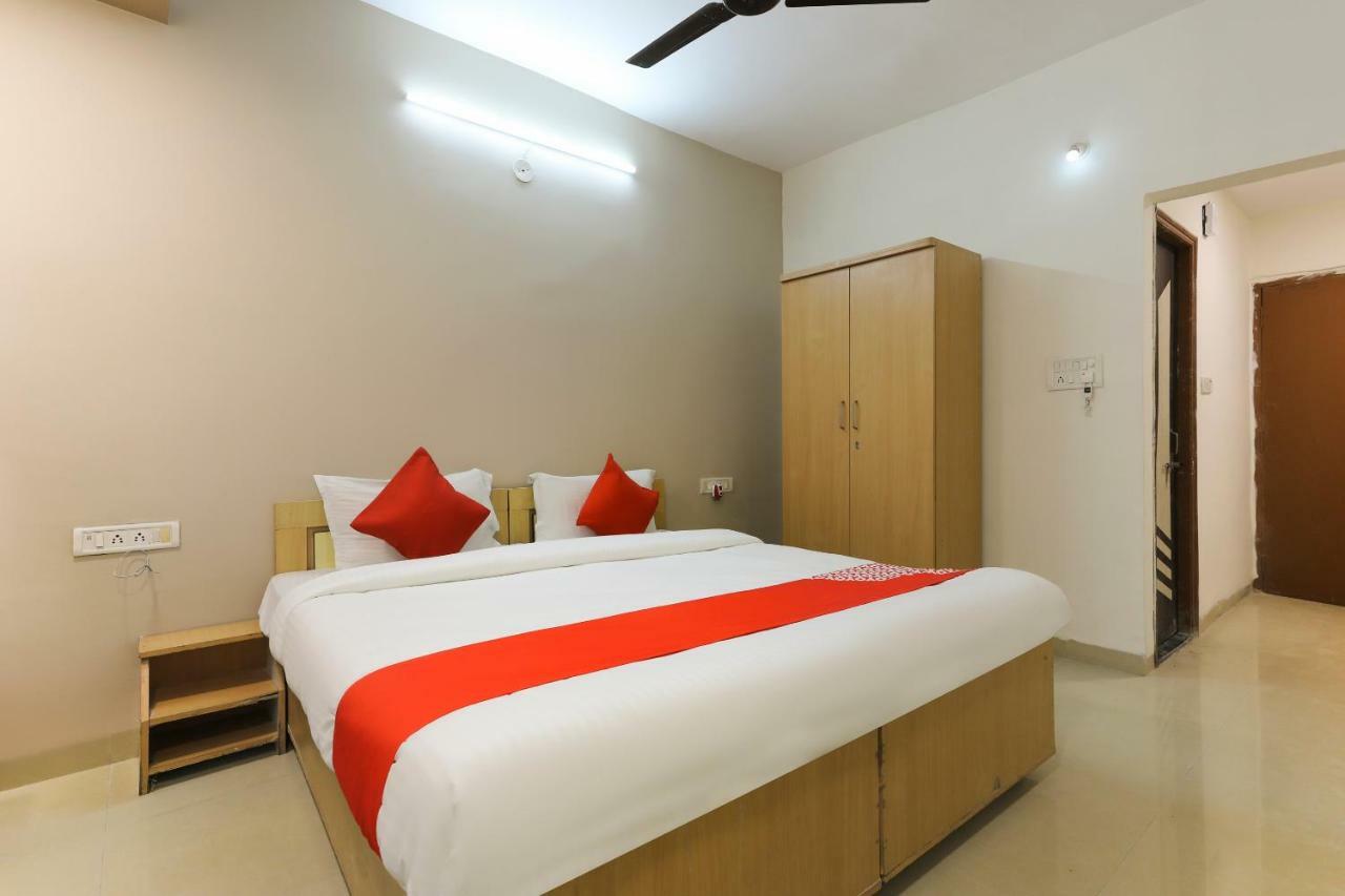 Oyo 43851 Hotel Virasat Māndu Exterior foto