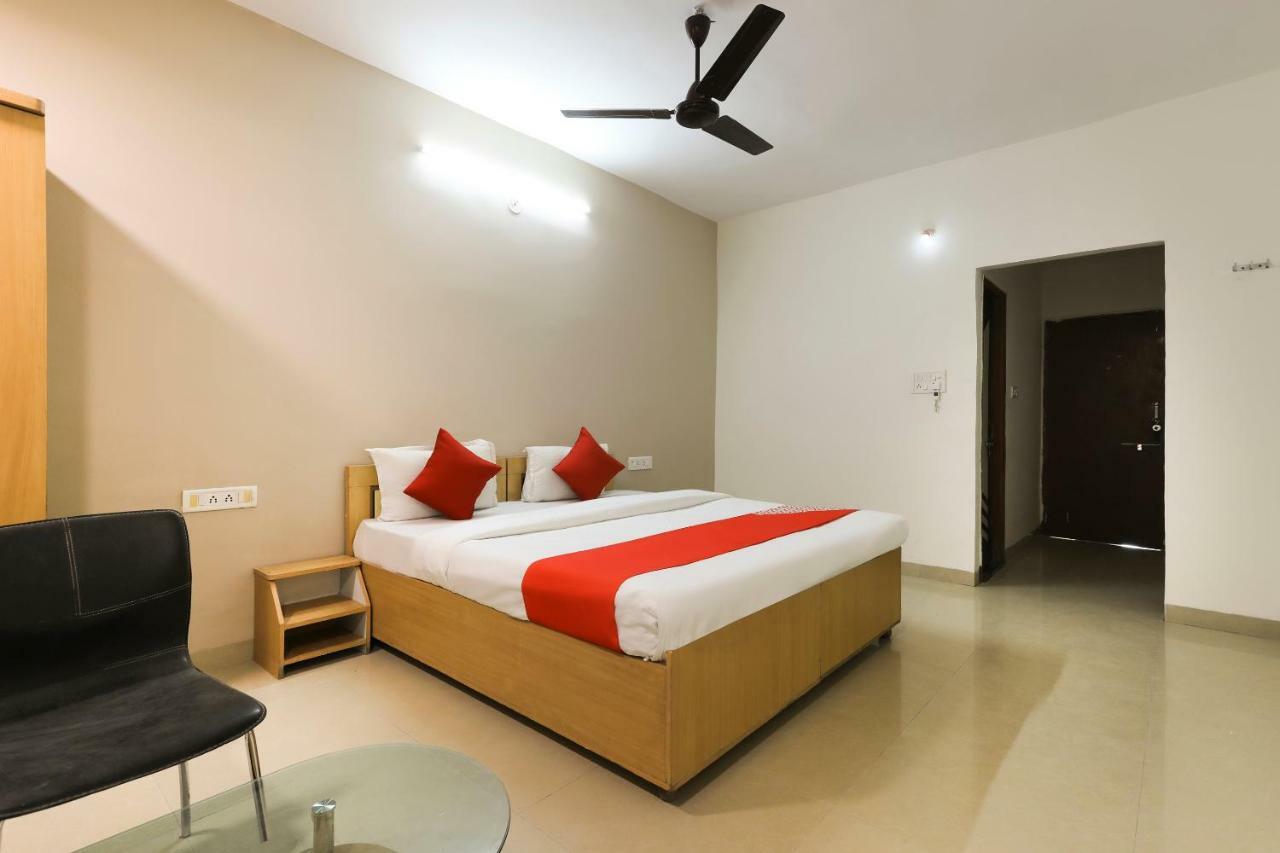 Oyo 43851 Hotel Virasat Māndu Exterior foto
