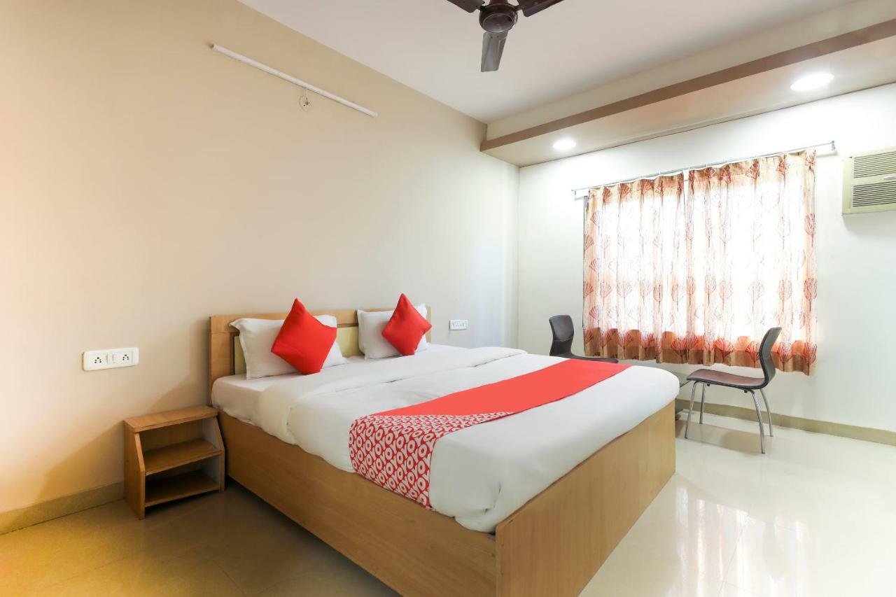 Oyo 43851 Hotel Virasat Māndu Exterior foto