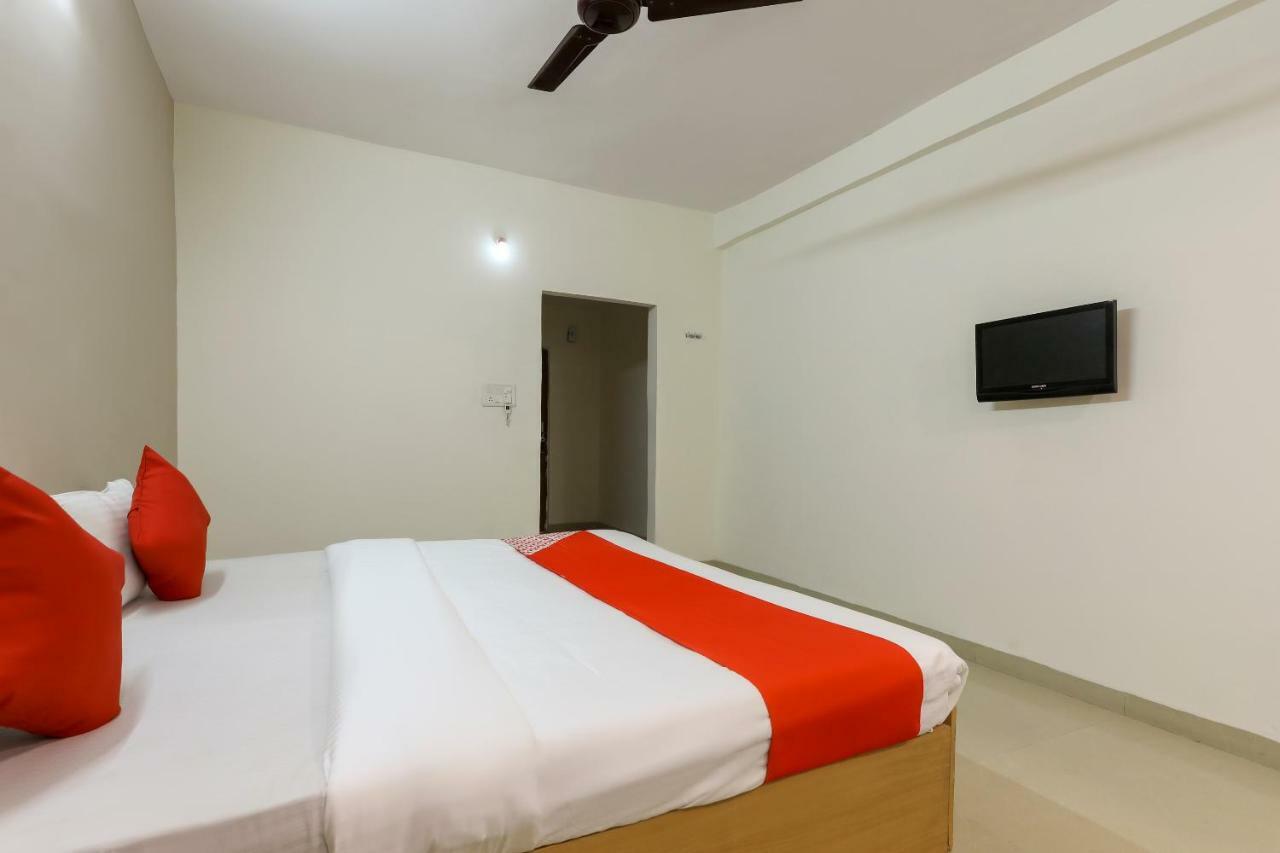 Oyo 43851 Hotel Virasat Māndu Exterior foto