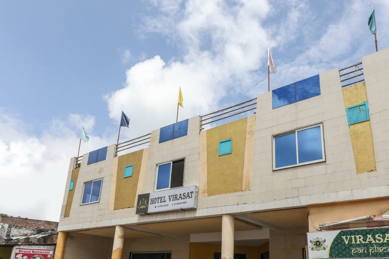 Oyo 43851 Hotel Virasat Māndu Exterior foto