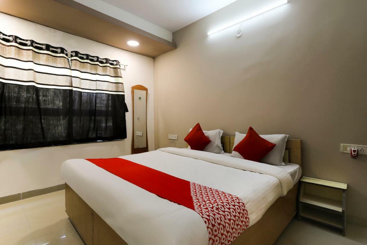 Oyo 43851 Hotel Virasat Māndu Exterior foto
